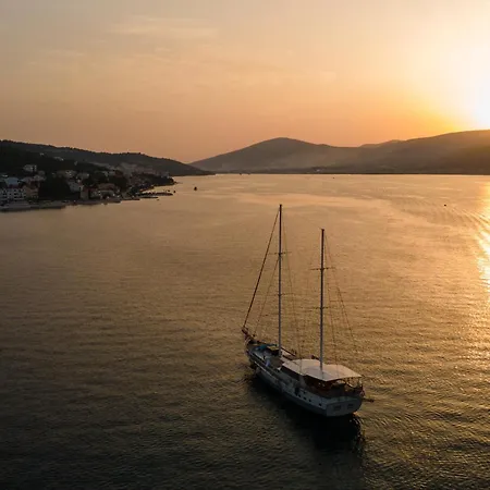 Apartment Apartments By The Sea Arbanija, Ciovo - 8651 Trogir